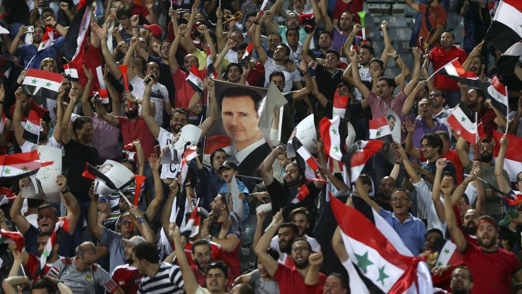  Das Nationalteam könnte sich trotz sechs Jahren Bürgerkrieg zum ersten Mal für eine WM qualifizieren. Der Diktator Baschar al-Assad lässt die Spieler demonstrativ feiern. 