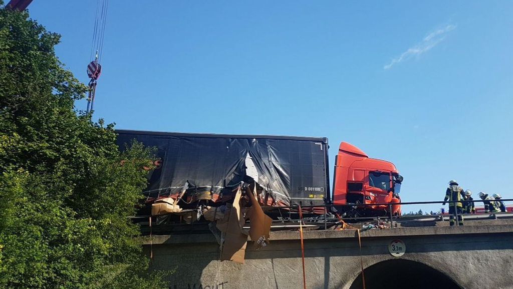 A6 bei Heilbronn: Brückengeländer durchbrochen: Laster drohte abzustürzen
