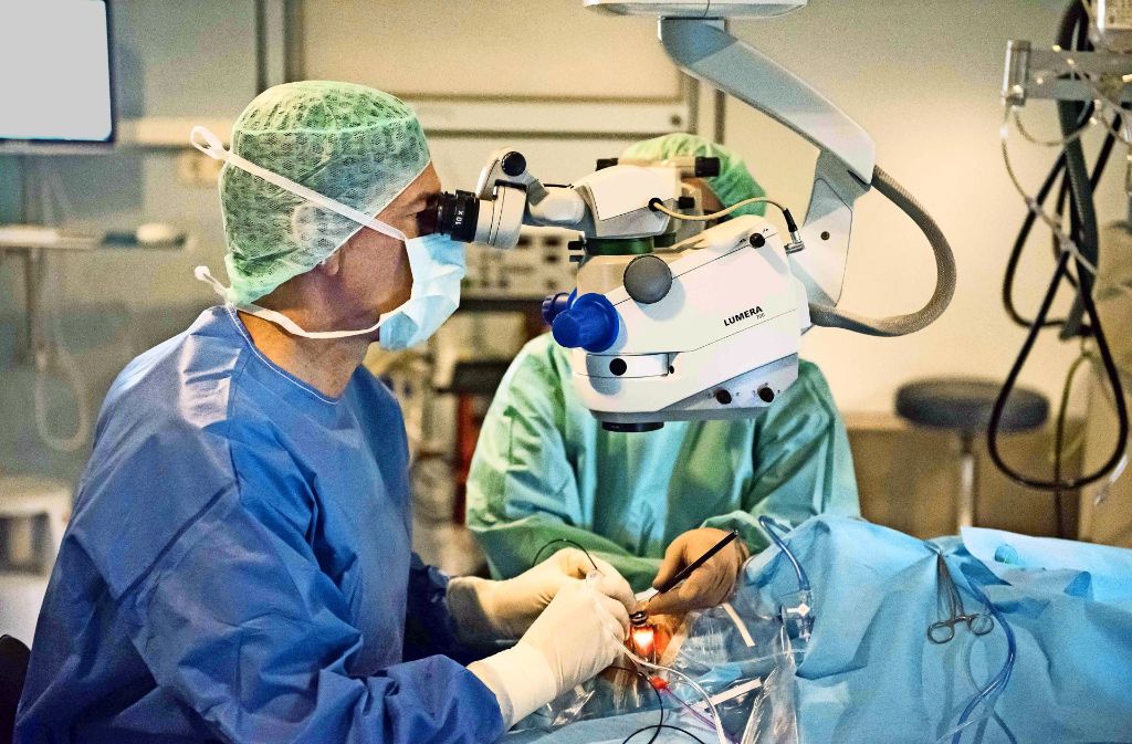 Die Verpflanzung der  Hornhaut – wie hier in der Augenklinik des Katharinenhospitals   – ist die häufigste Transplantationsform in der Medizin. Foto: Lichtgut/Max Kovalenko