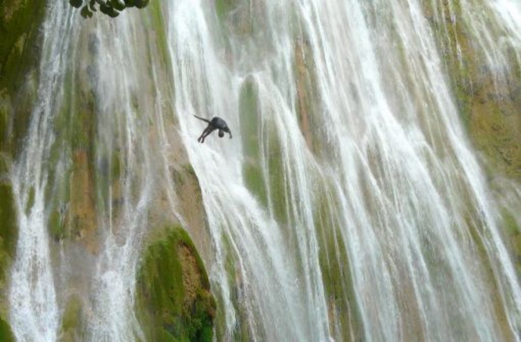 Kopfüber in die Tiefe: Wagemutiger am Wasserfall Salto de Limón. Foto: Cyris
