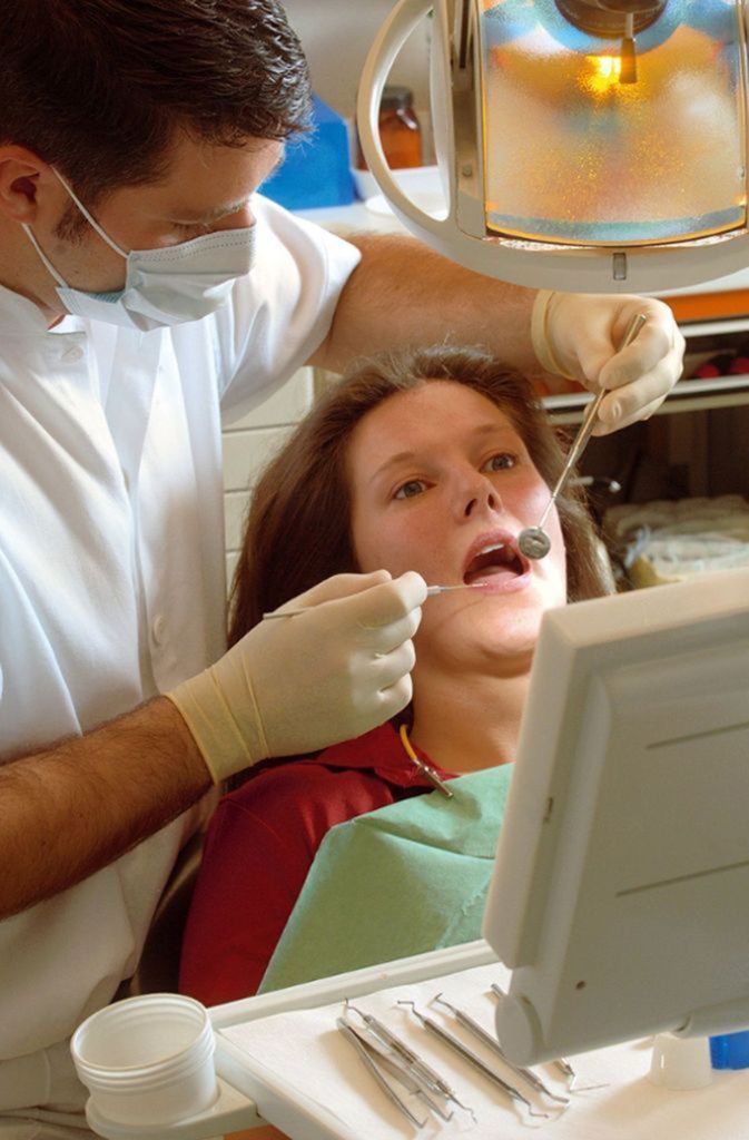 Eine weitere mögliche Ursache ist ein Mikroriss im Zahn. Er entsteht zum Beispiel, wenn man auf etwas zu Hartes beißt. „Das kann zu einer Zahnfraktur führen, die mit einem akuten stechenden Schmerz einhergeht“, erklärt Thomas Wolf.