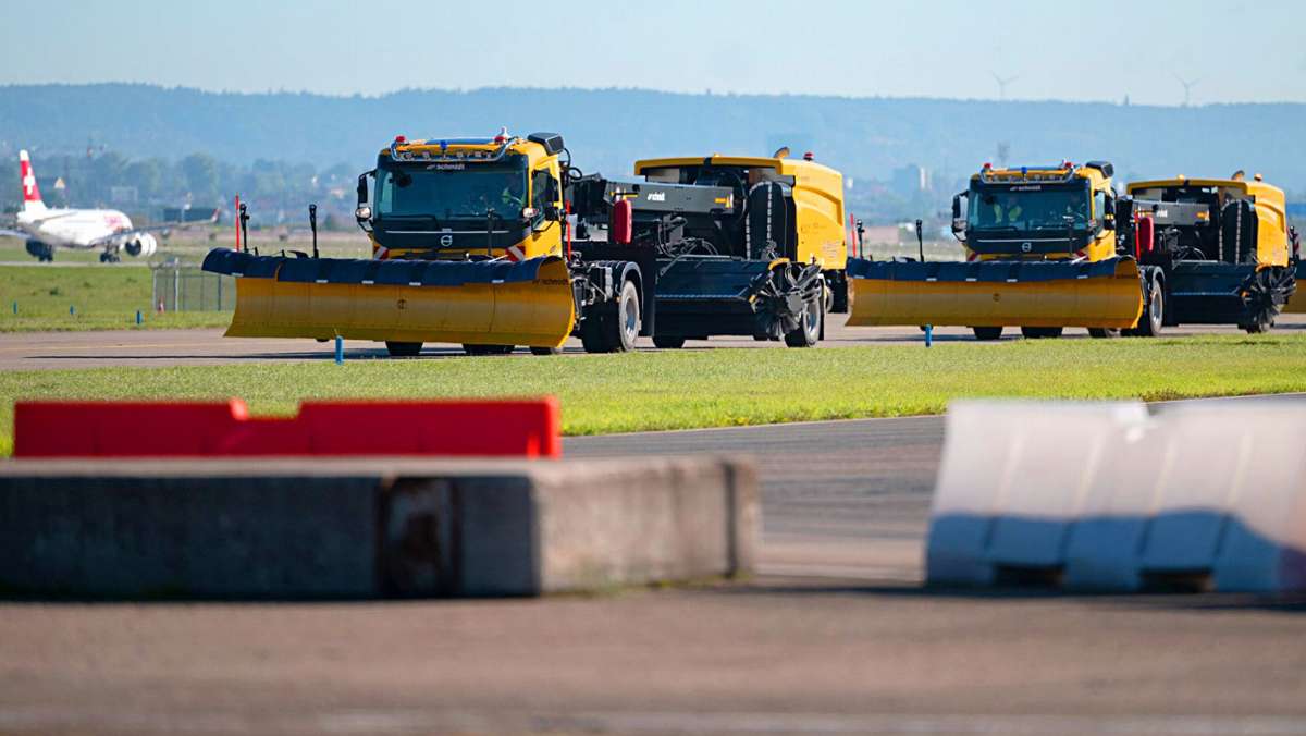 Praxistests am Flughafen Stuttgart: Räumfahrzeuge lenken sich selbst über die Piste