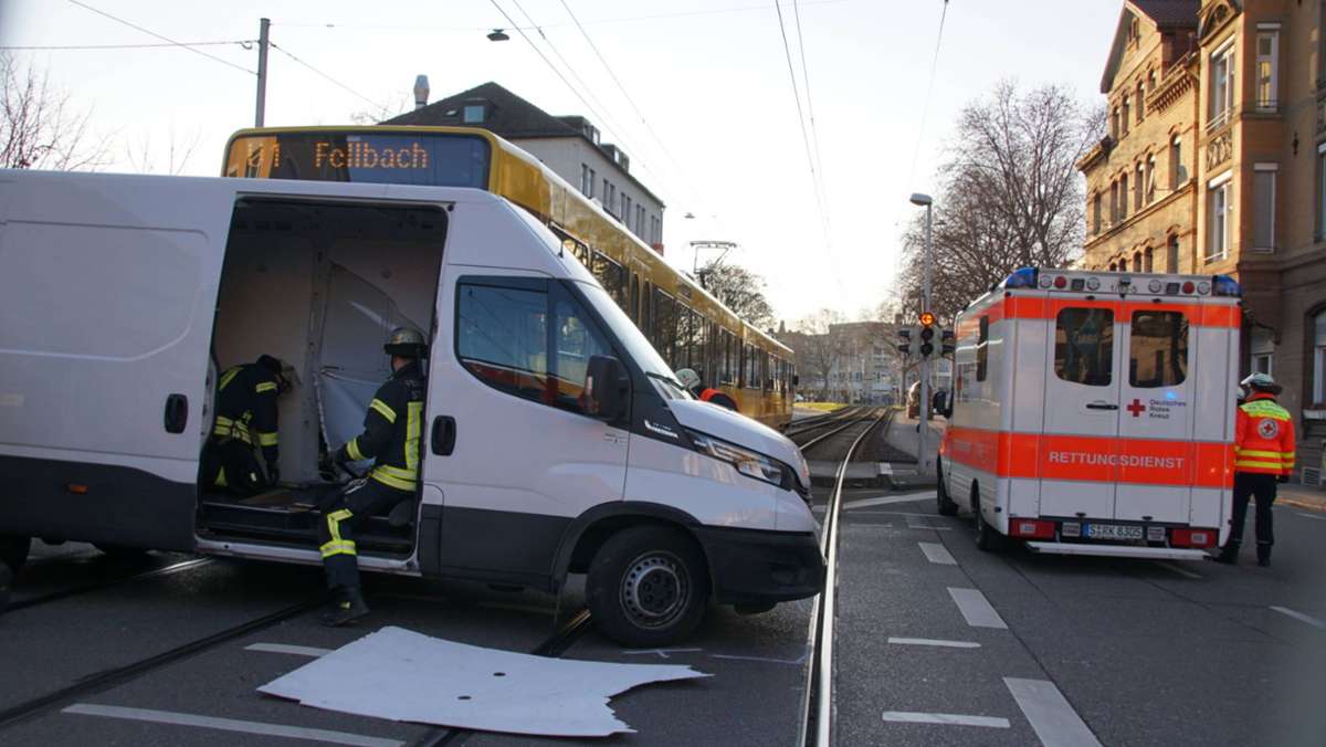 Unfall in Bad Cannstatt: Sprinter   kollidiert mit Stadtbahn – ein Verletzter