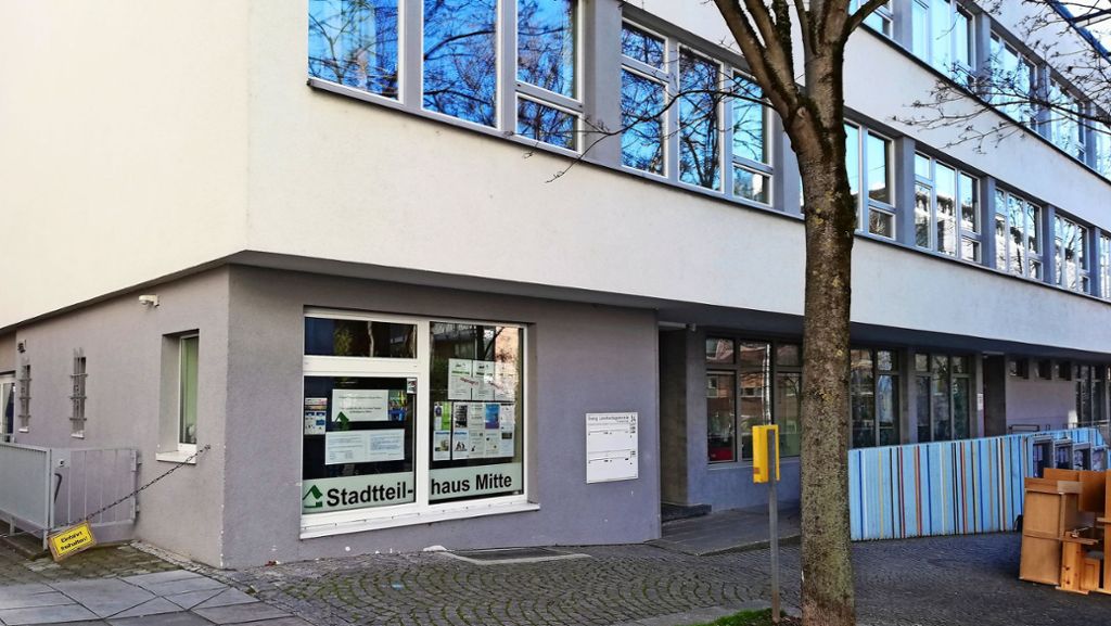  Senioren einer im Stadtteilhaus Stuttgart-Mitte gegründeten Gruppe vernetzen sich mit Hilfe einer Telefon-App. Andere Angebote der Einrichtung sollen digital zur Verfügung stehen. 