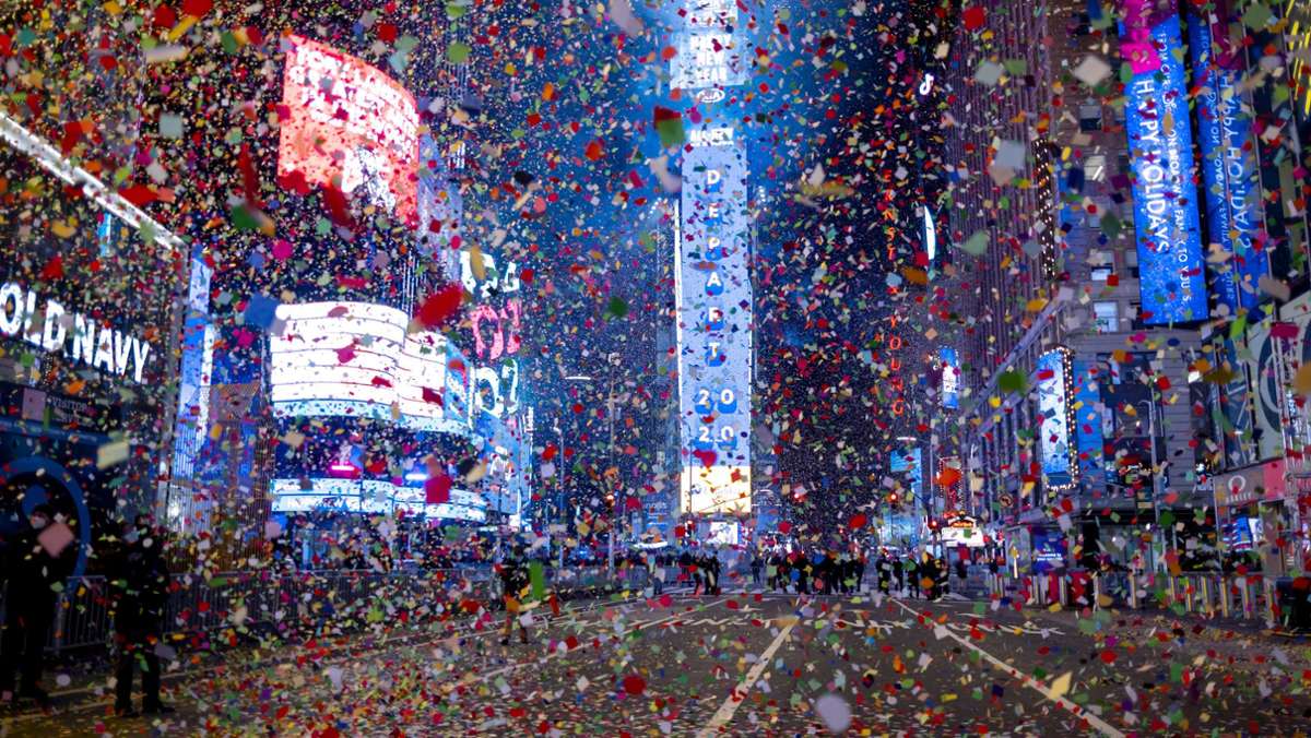  Überschattet von der Corona-Krise hat die Welt das Jahr 2021 verhalten begonnen: Mit großen Feuerwerken – aber großteils ohne Besucher – begrüßten die Menschen in Sydney, Hongkong, New York und Berlin in der Nacht zu Freitag das neue Jahr. 