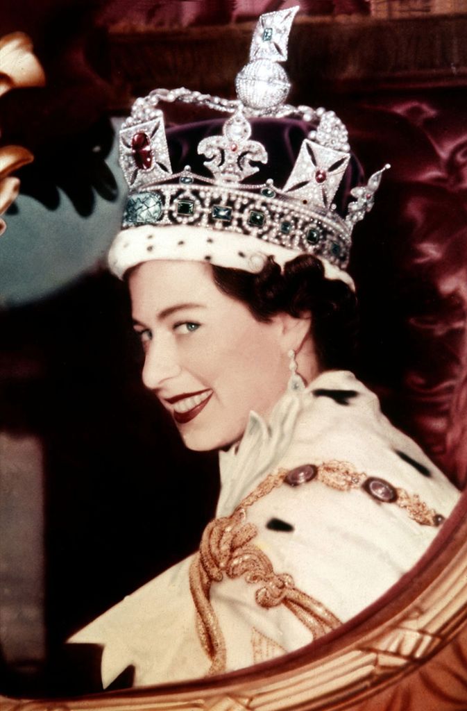 George VI. stirbt jung - und plötzlich ist Elizabeth am Zuge: Am 6. Februar 1952, dem Todestag ihres Vaters, wird sie Königin. „Du armes Ding“, soll ihre Schwester Margaret gesagt haben.