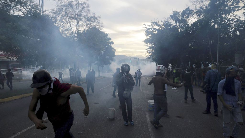 Protest gegen Venezuelas Staatschef: Heftiger Gegenwind für Maduros Verfassungspläne
