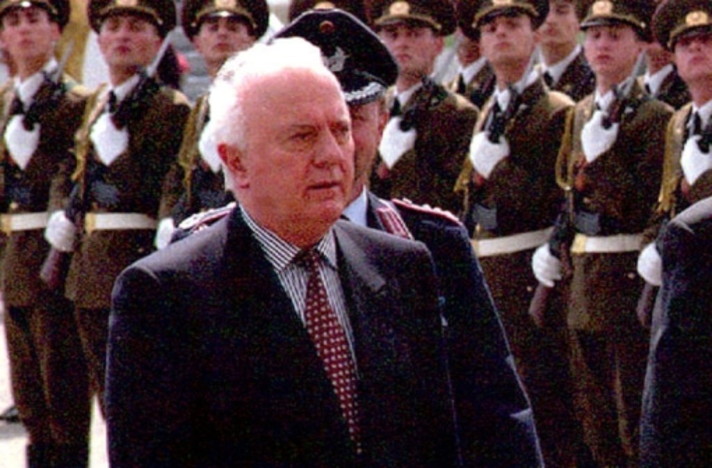 Eduard Schewardnadse stirbt mit 86 Jahren am 7. Juli: Der letzte sowjetische Außenminister gilt als Wegbereiter der deutschen Wiedervereinigung. Als Präsident Georgiens scheiterte er und wurde 2003 gestürzt.