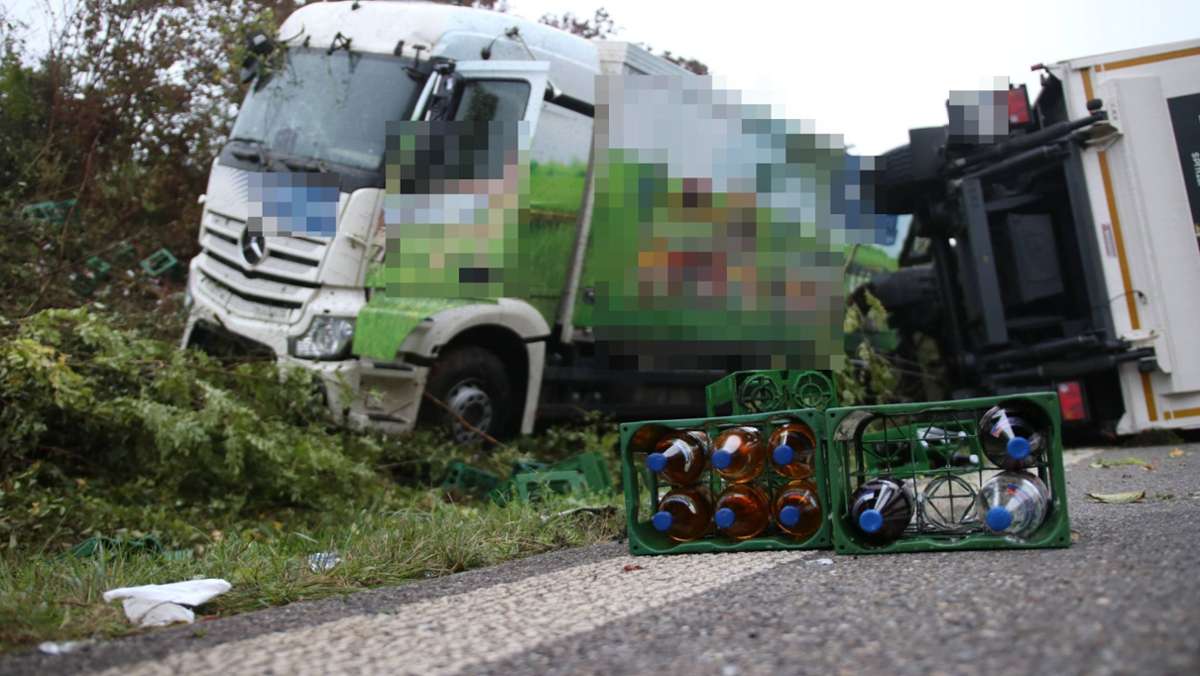 Unfall auf B14 bei Waiblingen: Lkw kippt um und verliert  Getränkekisten – B14 stundenlang gesperrt