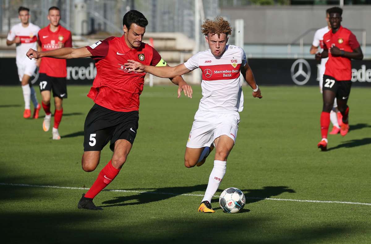 Großaspachs Kapitän Julian Leist (li.) gegen Benedict Hollerbach vom VfB II: Im WFV-Pokal der Saison 2019/20 gewann die SG Sonnenhof mit 1:0.