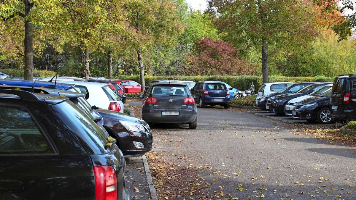  Der Parkdruck rund um die Uni Hohenheim hat sich verschärft, seit dort die Parkplätze bewirtschaftet werden. Nun möchte die Stadt ihrerseits aufs Land einwirken. Denn ein kommunales Parkraummanagement, das wird es vor 2024/2025 nicht geben. 