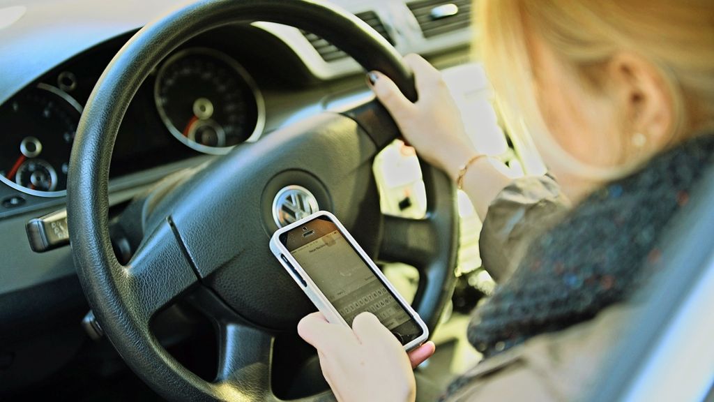 Smartphones im Straßenverkehr: Wann Autofahrer das Handy benutzen dürfen