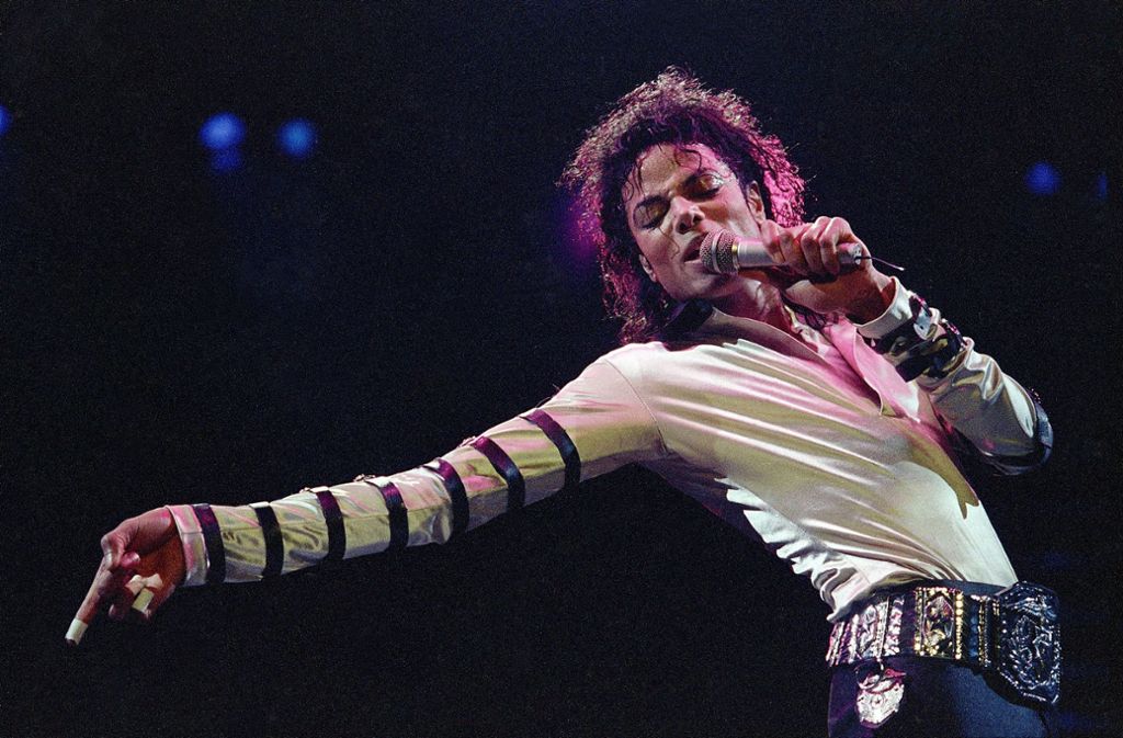 Michael Jackson hat laut Forbes post mortem 2,37 Milliarden US-Dollar allein im vergangenen Jahrzehnt verdient und damit seine noch lebenden Konkurrenten um Längen geschlagen.