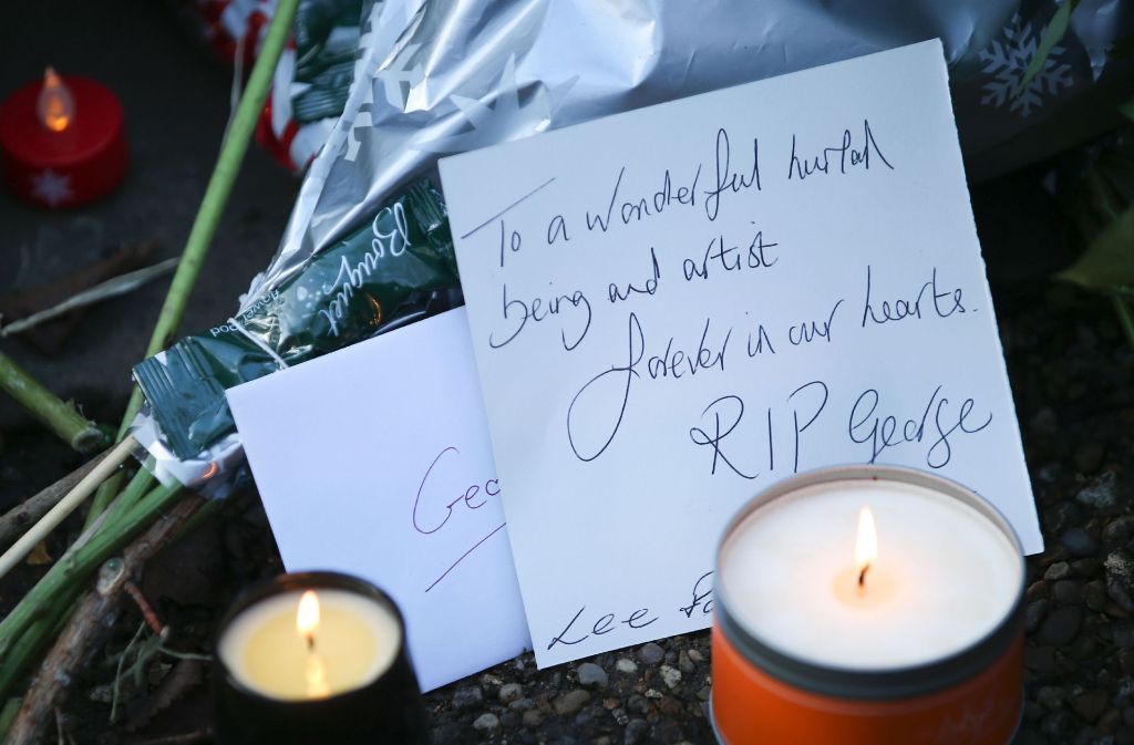 „Für immer in unseren Herzen“- steht auf einem Zettel, der nach dem Tod von George Michael vor seinem Haus abgelegt wurde.