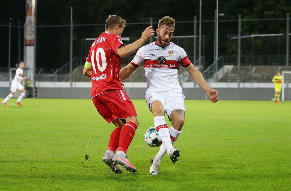  Aalens Kapitän Alessandro Abruscia (links) gegen  VfB-Spieler Dominik Nothnagel (rechts). Foto: Pressefoto Baumann