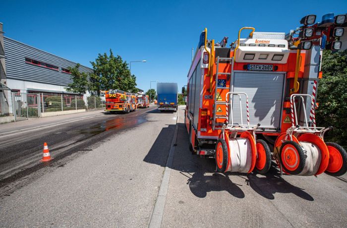 Industriegebiet  in Weilimdorf: Großer Einsatz der Feuerwehr nach Austritt von Chemikalie