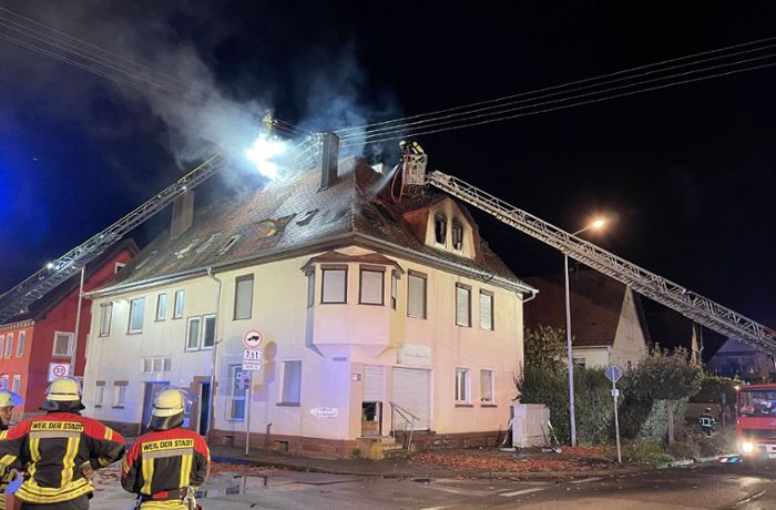 Dachstuhlbrand in Weil der Stadt: Frau nach Feuer in Lebensgefahr