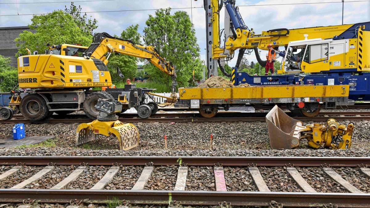 Gesperrte Bahnstrecke in Stuttgart: Mit schwerem Gerät im Kampf gegen die Uhr