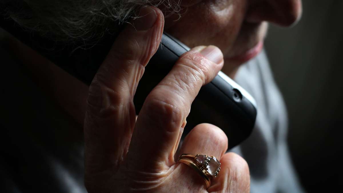  Telefonbetrüger haben einem Ostfilderner Senior am Donnerstag Wertgegenstände von sechsstelligem Wert abgenommen. Der Betrug flog erst nach der Übergabe auf. 