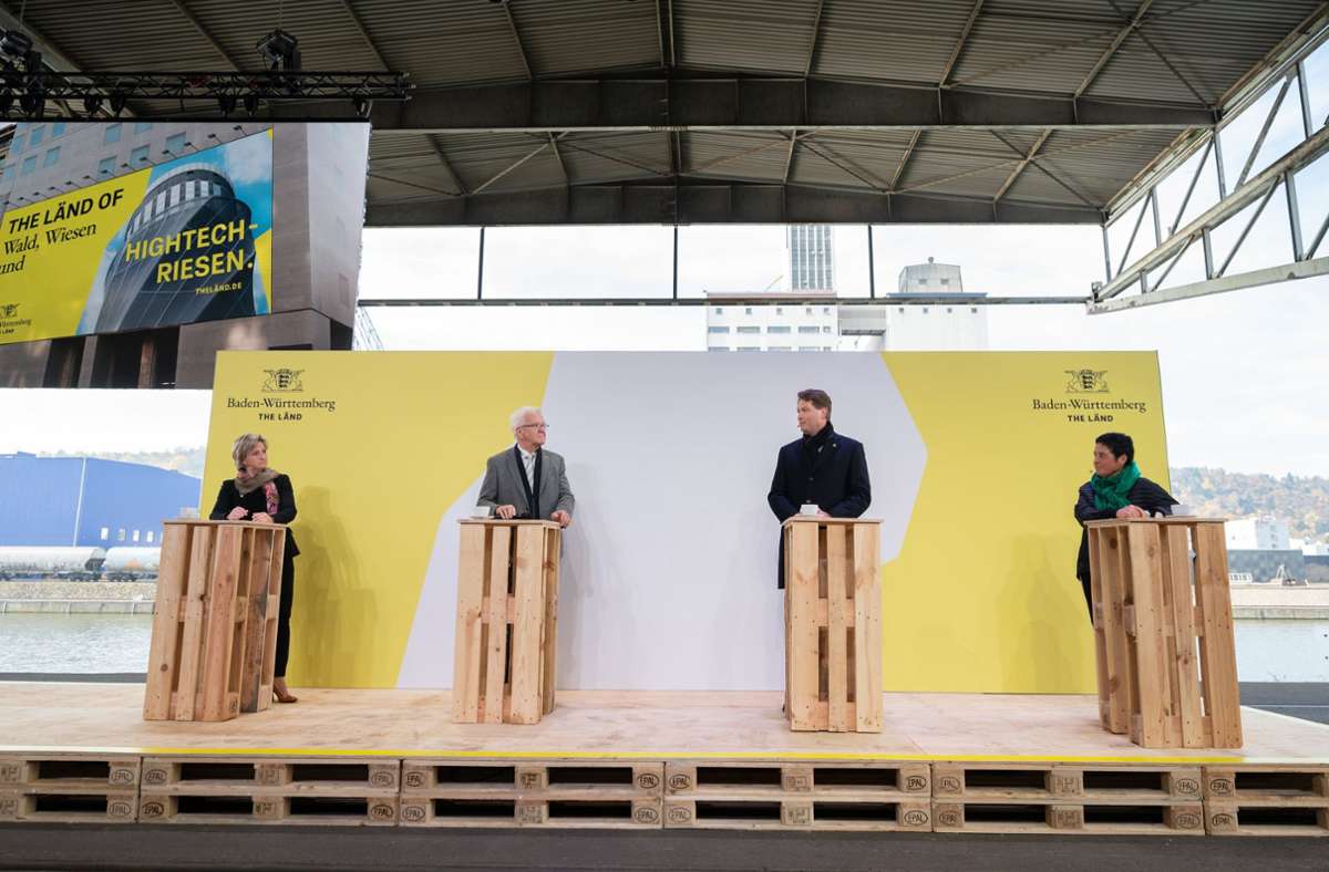 (v.l.n.r.) Wirtschaftsministerin Nicole Hoffmeister-Kraut, Ministerpräsident Winfried Kretschmann, Daimler-Chef Ola Källenius und die Zwei-Sterne-Köchin Douce Steiner.