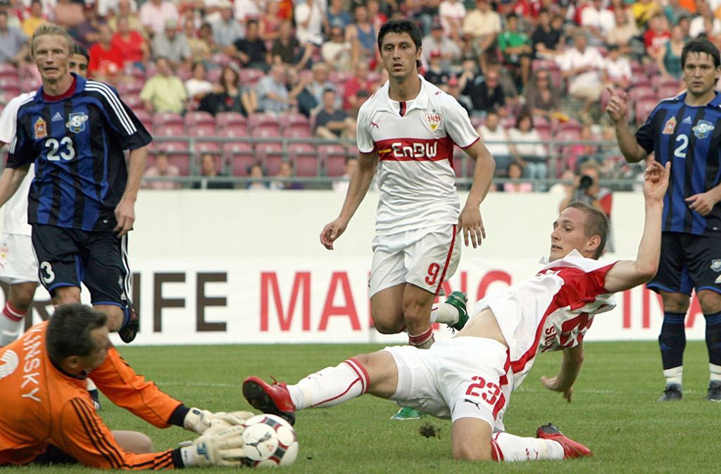 Platz 4: Manuel Fischer (18 Jahre, 7 Monate, 28 Tage) gelingt sein erstes VfB-Tor am 17. Mai 2008 beim 2:2 gegen Arminia Bielefeld, als er am letzten Spieltag der Saison 2007/08 kurz vor Schluss (85.) die Weiß-Roten zwischenzeitlich mit 2:1 in Führung schießt. Den Durchbruch in der Bundesliga schafft Fischer aber nie wirklich: Der VfB leiht den Stürmer immer wieder an andere Vereine aus, 2011 wechselt der heute 29-Jährige schließlich zur zweiten Mannschaft des FC Bayern. Danach folgt eine Reise mit zahlreichen Stationen, unter anderem bei der SpVgg Unterhaching, bei der SG Sonnenhof Großaspach und bei den Stuttgarter Kickers. Mittlerweile spielt der Stürmer für den Bezirksligisten GSV Maichingen, konzentriert sich aber vor allem auf Futsal beim TSV Weilimdorf und in der deutschen Futsal-Nationalmannschaft.