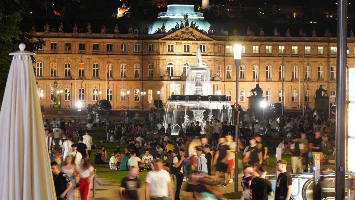 Partyvolk in Stuttgart unterwegs: Die Stadt ist wieder rappelvoll – wo die Polizei eingreifen musste