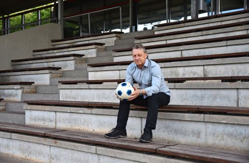 Klaus Hemminger sitzt auf der Tribüne des Max-Graser-Stadions in Fellbach, wo er als Spieler Foto: Maximilian Hamm