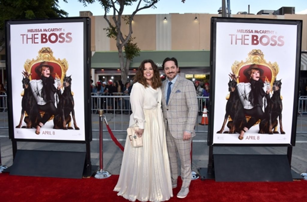 Die 45-Jährige Schauspielerin auf dem roten Teppich, gemeinsam mit Ehemann Ben Falcone.