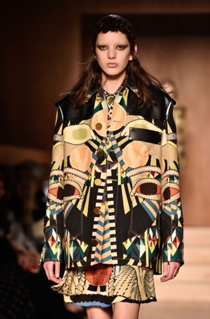 A-Linien, übergroße Schnitte und knallige Farben, so zeigt sich ein Teil der Herbst-/Winterkollektion von Givenchy.