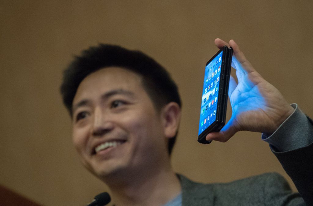 Royole-Geschäftsführer Bill Liu mit dem biegsamen Smartphone-Tablet-Hybrid Flexpai.