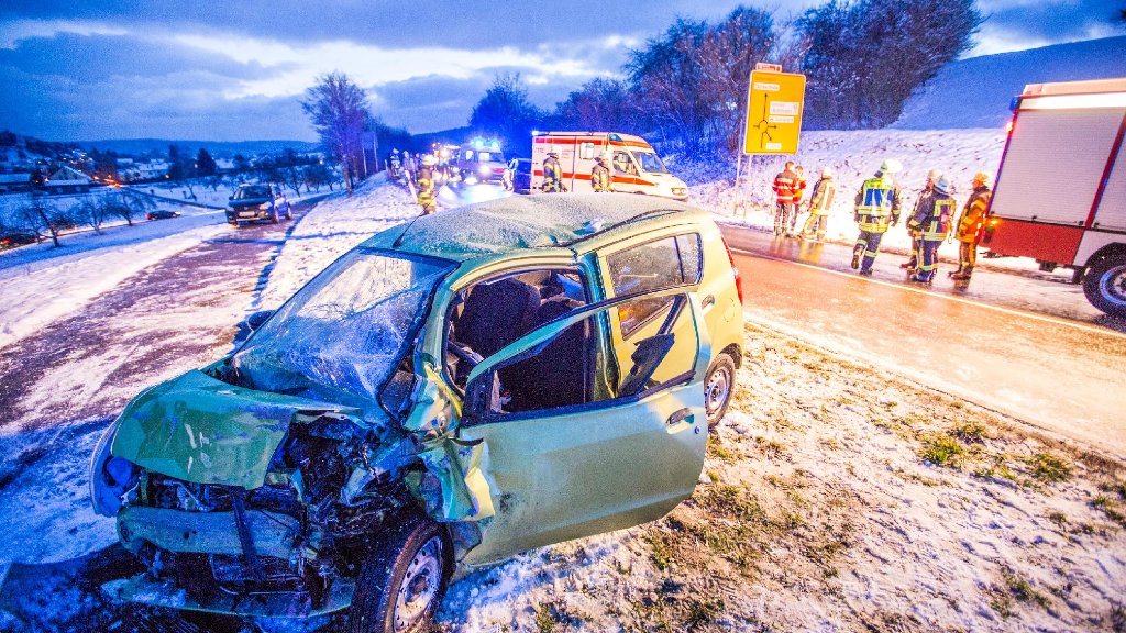 Unfälle in der Region Stuttgart: Nach Schnee-Crash in Lebensgefahr