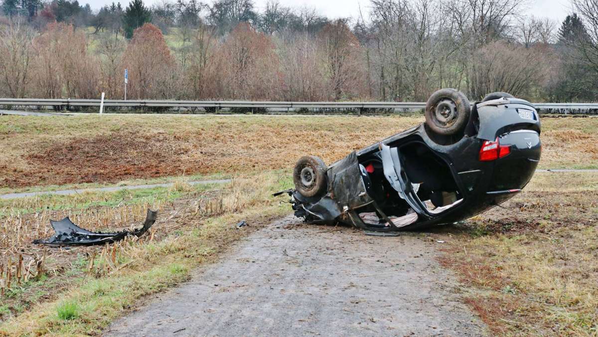 Unfall bei Winterbach: 22-Jähriger verliert Kontrolle – Auto überschlägt sich mehrfach