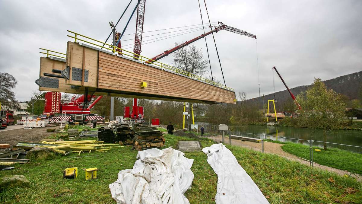 Oberesslinger Neckarinsel: Neuer Holzsteg schwebt ein
