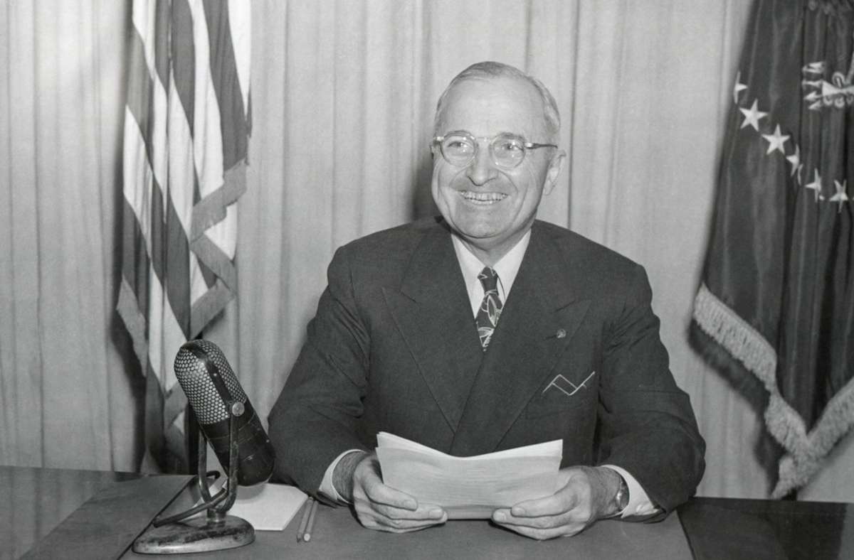 Harry S. Truman (1945-1953): Nach Roosevelts Tod wurde Truman dessen Nachfolger. Kurz nach seinem Amtseintritt endete der Zweite Weltkrieg. Während seiner Präsidentschaft nahmen die USA am Koreakrieg teil. 1948 beendete er durch einen Erlass die Rassentrennung innerhalb des Militärs.