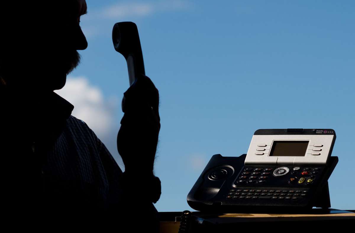 Die Täter erzählen den Betrugsopfern am Telefon schlimme Geschichten, die die Angerufenen unter Druck setzen. Foto: dpa/Julian Stratenschulte