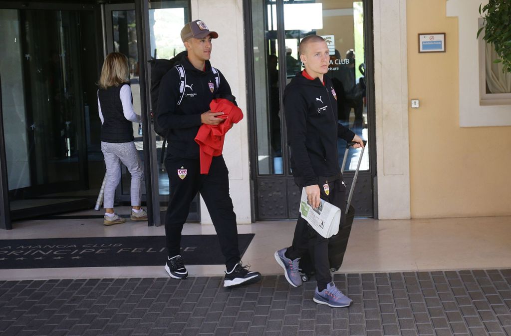 Nicolas Gonzalez (l) und Santiago Ascacibar verlassen das Hotel.