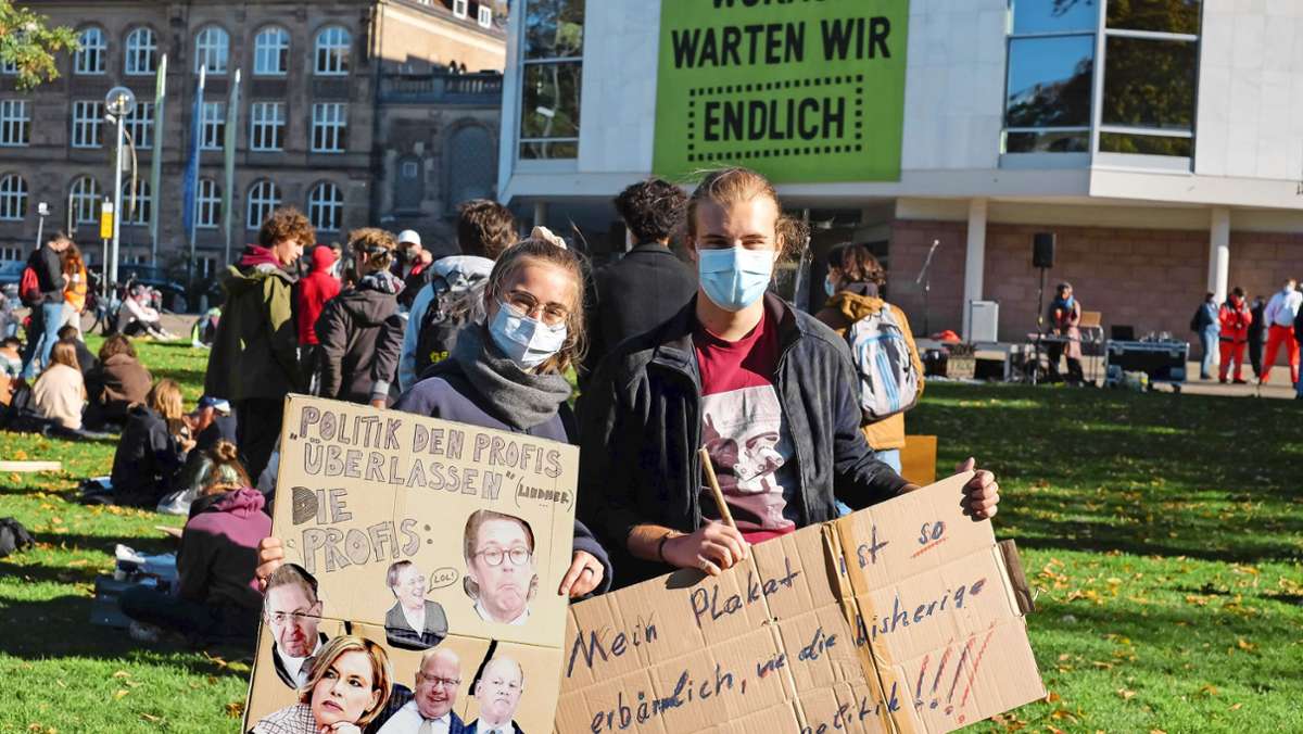  Die Teilnehmer und Teilnehmerinnen der beiden Kundgebungen in Stuttgart und Berlin appellieren an die möglichen Koalitionspartner im Bund, dass die bisher durchgesickerten Vereinbarungen nicht dazu beitragen, die Pariser Klimaziele zu erreichen. 