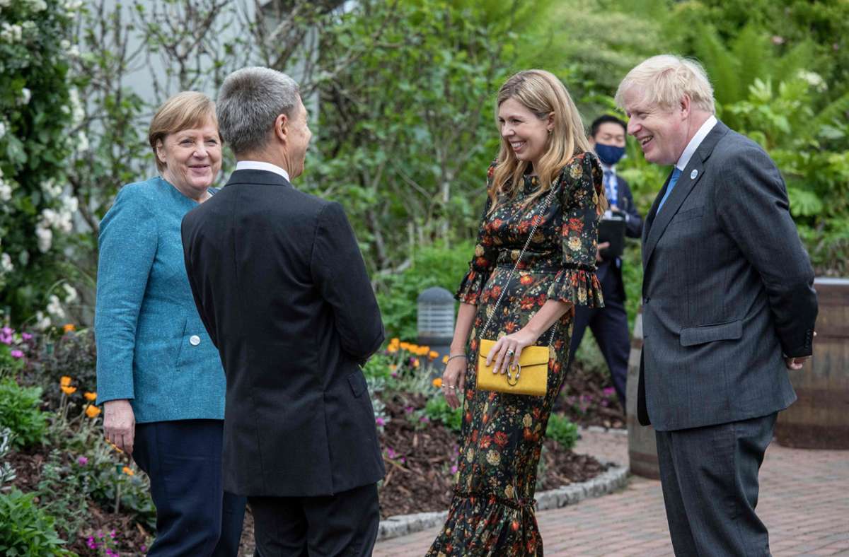 Bundeskanzlerin Angela Merkel (links) mit ihrem Ehemann Joachim Sauer im Gespräch mit dem britischen Premierminister Boris Johnson (rechts) und seiner Frau Carrie.