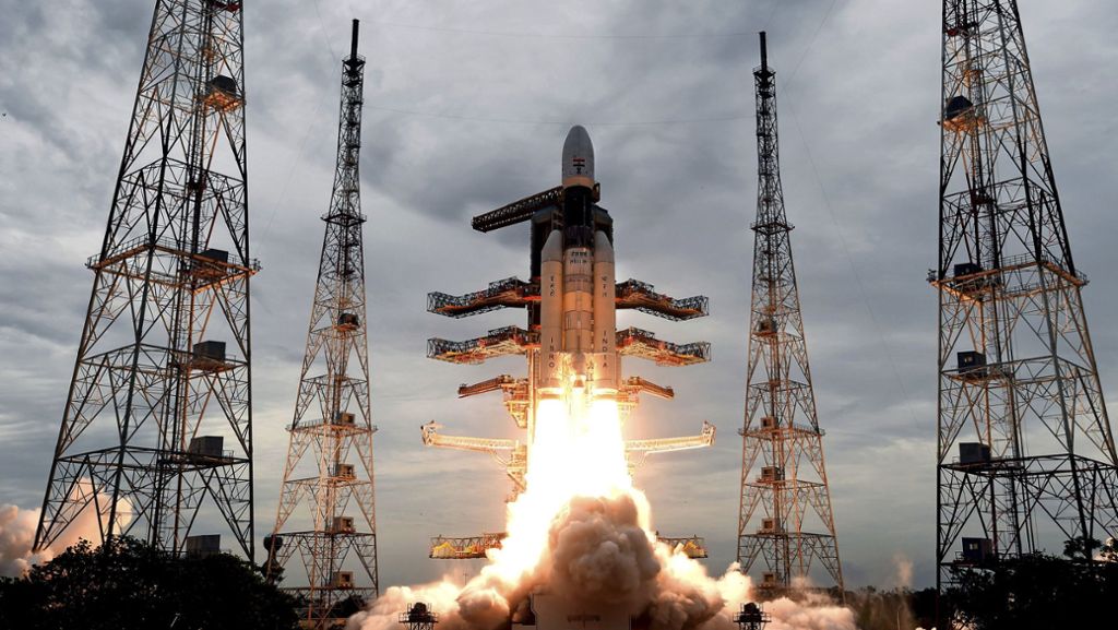  Indien hat erstmals in der Geschichte des Landes eine Raumsonde zur Landung auf dem Mond ins All geschickt. Die unbemannte Sonde „Chandrayaan-2“ soll schon bald auf dem Erdtrabanten aufsetzen. 