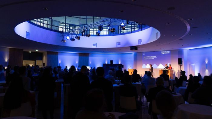 Die Geschäftsführenden der bwcon GmbH Alexandra Rudl und Dr. Jürgen Jähnert eröffnen den Hightech Summit am 15. November 2023 in der L-Bank in Stuttgart.