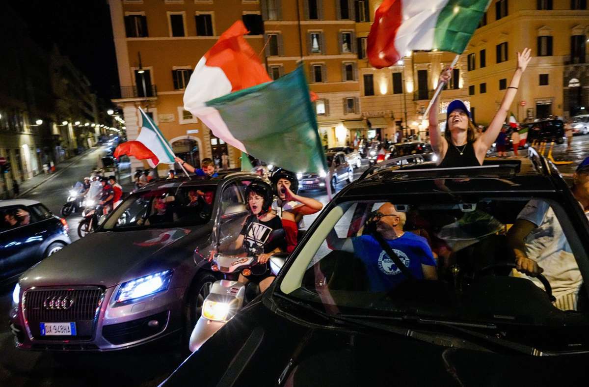 Hunderte Autos und Motorräder fuhren hupend mit den italienischen Fahnen durch die Stadt.  Foto: AP