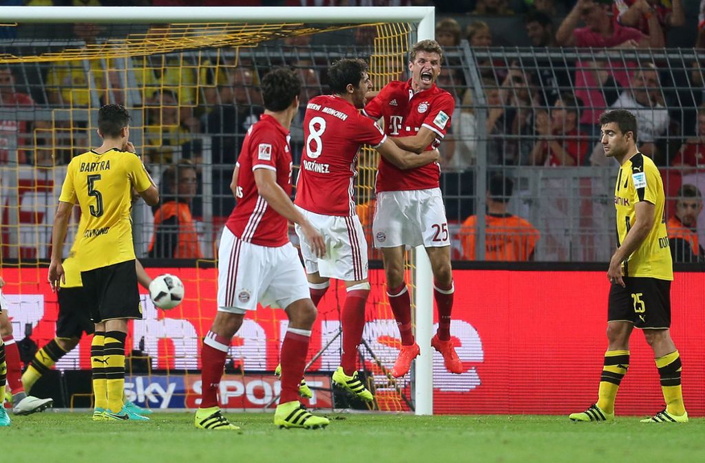 Supercup 2016: Im Jahr eins nach Pep Guardiola jubeln Thomas Müller und Co. über das 2:0 gegen den BVB, was gleichzeitig auch der Endstand im Dortmunder Signal Iduna Park war. Es war der erste Titel von Carlo Ancelotti auf der Bayern-Bank.
