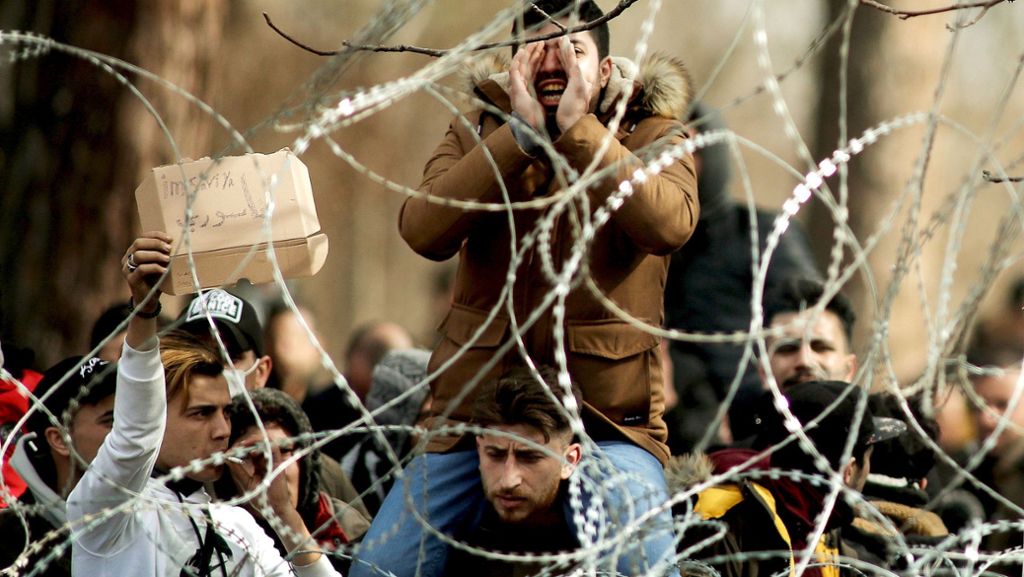 Flüchtlingskrise: Stacheldraht, Wasserwerfer und Tränengas