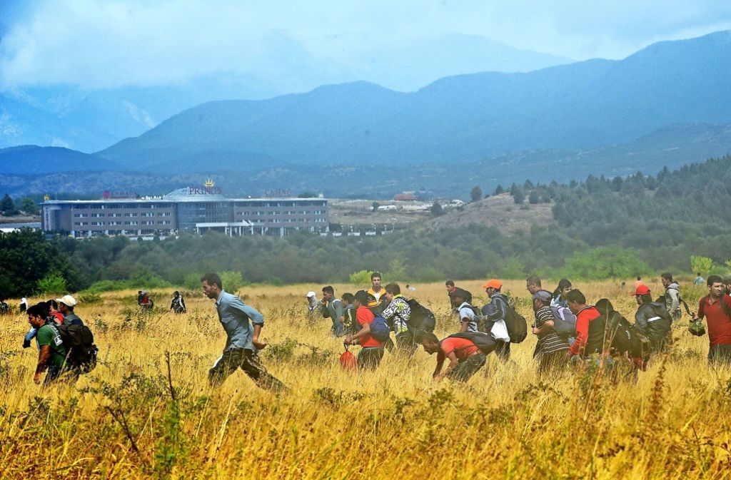 Flüchtlinge überschreiten im August 2015 die griechische Grenze in Richtung Mazedonien. Foto: EPA