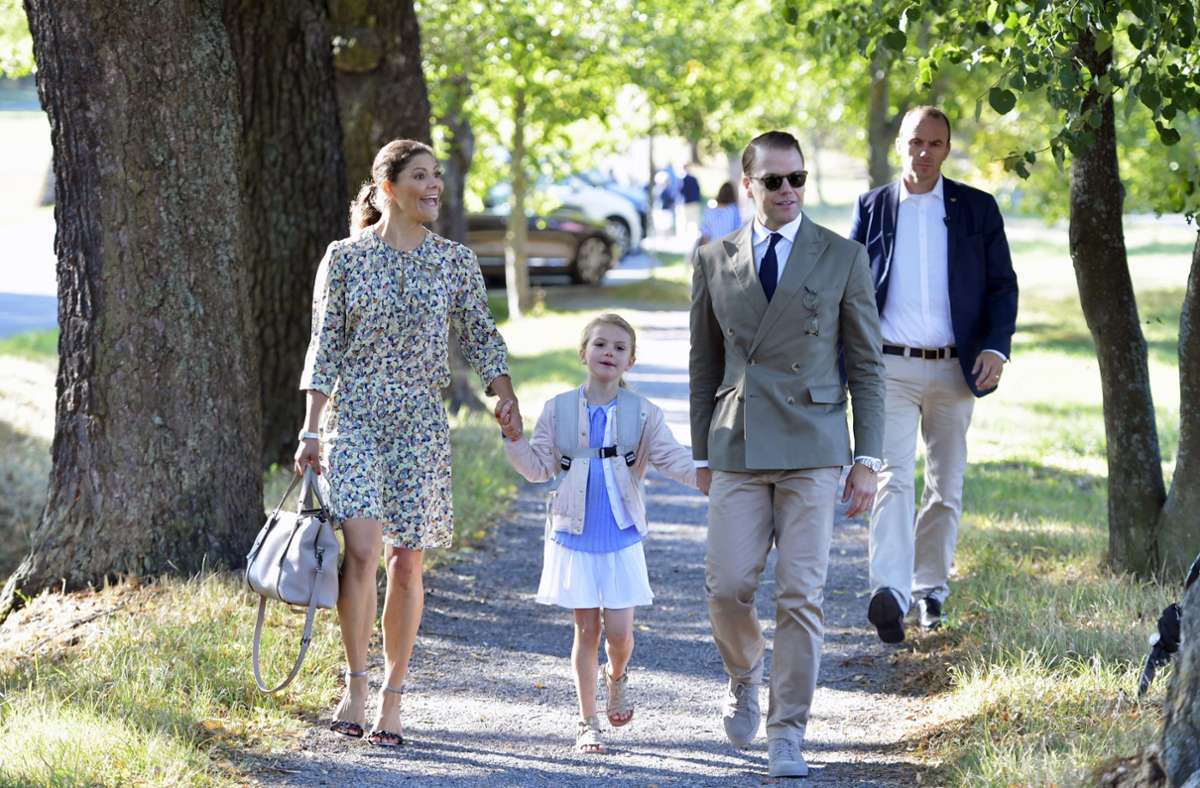 Kronprinzessin Victoria und Prinz Daniel von Schweden begleiten ihre Tochter Prinzessin Estelle zu ihrer Stockholmer Schule „Campus Manilla“ an ihrem ersten Schultag.