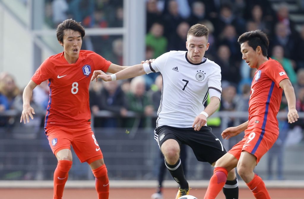 Ebenfalls eine feste Größe bei Deutschland ist Stuttgarts Max Besuschkow, hier im Einsatz für die DFB U19 gegen Südkorea.