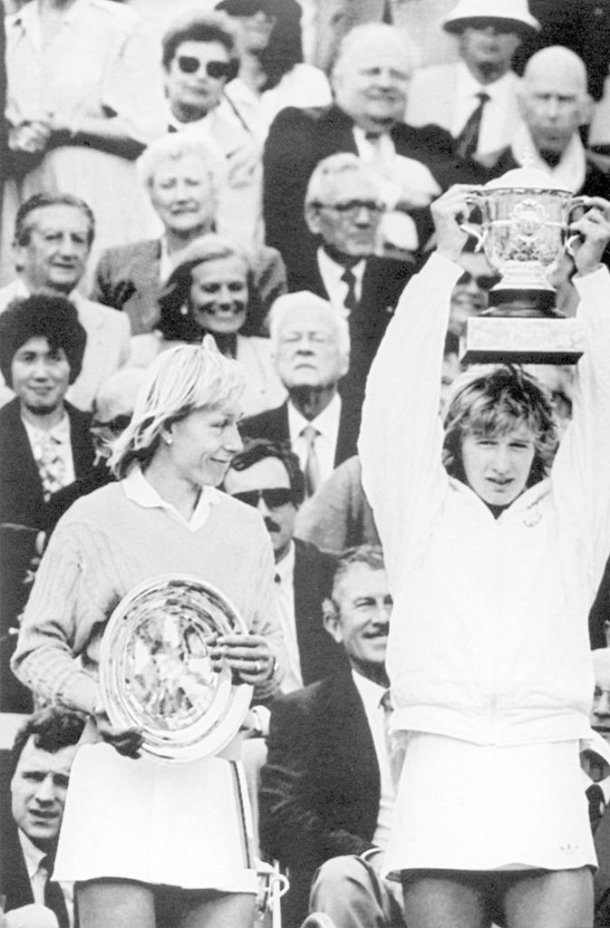 Die Triumphe: Steffi Graf hat alles gewonnen, was es im Tennis zu gewinnen gibt. Mit 17 Jahren schaffte sie am 6. Juni 1987 mit dem Finalsieg bei den French Open gegen Martina Navratilova ihren großen Durchbruch. 1988 gewann sie alle Grand-Slam-Titel in einem Jahr und vollendete mit Olympia-Gold als bis heute einzige Spielerin den Golden Slam. Am 9. Juli 1989 sorgte sie gemeinsam mit Boris Becker für die größte Sternstunde im deutschen Tennis, als innerhalb von drei Stunden beide Wimbledon-Trophäen nach Deutschland wanderten. Olympisches Silber sowie fünf Siege beim WTA-Masters, darunter zwei im Damen-Tennis seltene Fünfsatz-Siege gegen Anke Huber und Martina Hingis, rundeten ihre fulminante Einzelbilanz von insgesamt 107 Turniersiegen, davon 22 Grand-Slam-Titel, ab. Zudem war sie an beiden deutschen Fed-Cup-Erfolgen 1987 und 1992 entscheidend beteiligt.