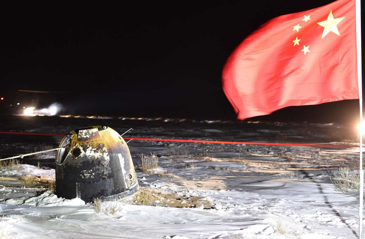 Die Kapsel des Raumschiffes „Chang’e 5“ liegt in den frühen Nachtstunden des 17. Dezembers mit rund zwei Kilogramm Mondproben in der nordchinesischen Steppe.