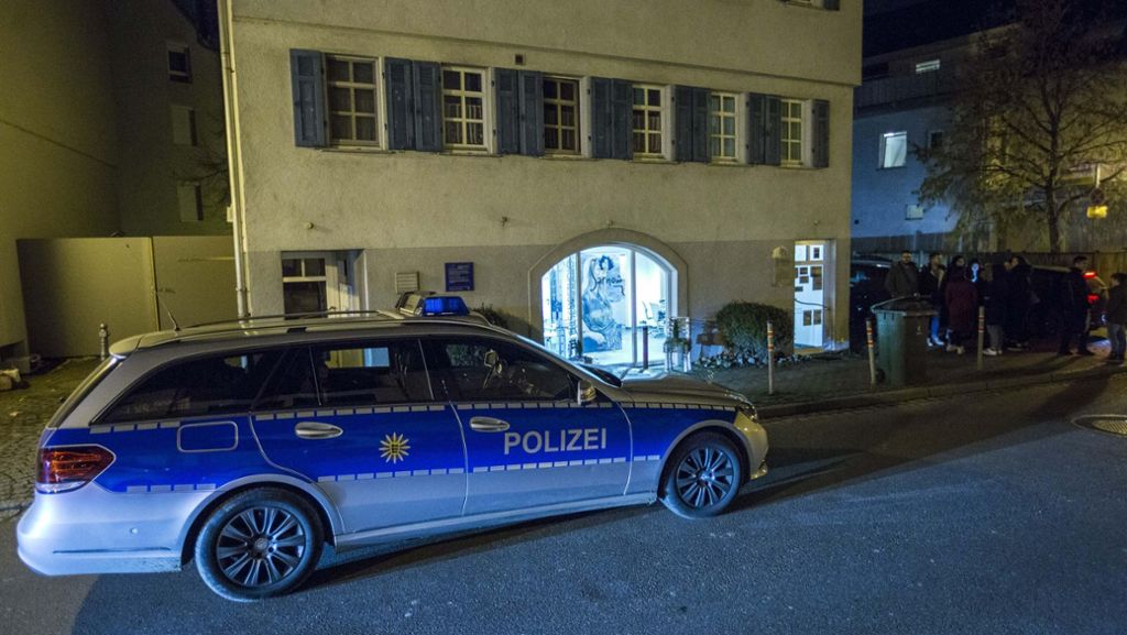 Pleidelsheim im Kreis Ludwigsburg: Messerstecherei in Friseursalon – zwei Schwerverletzte