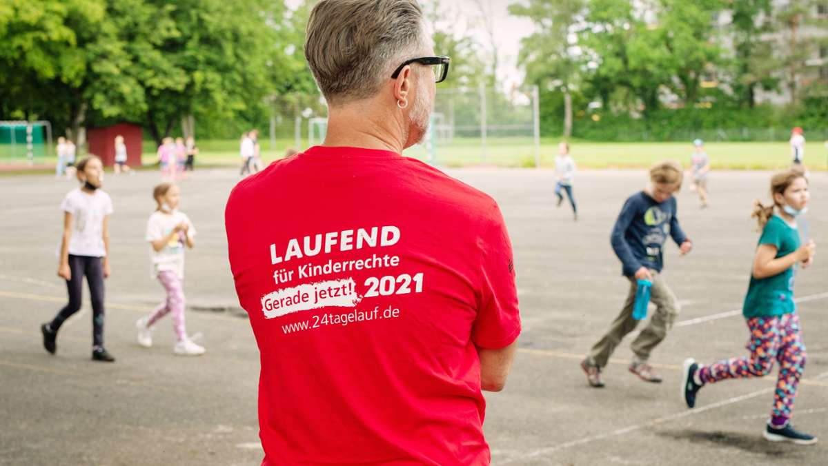  Großer, sportlicher Einsatz für Kinder: Punkt 14 Uhr ist am Freitag auf dem Sportplatz der Möhringer Grundschule der 24-Tage-Lauf für Kinderrechte 2021 gestartet. 